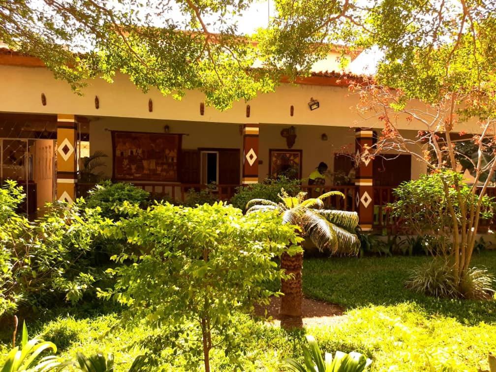 Casa Hotel Sinkiling Gambia Серекунда Екстериор снимка