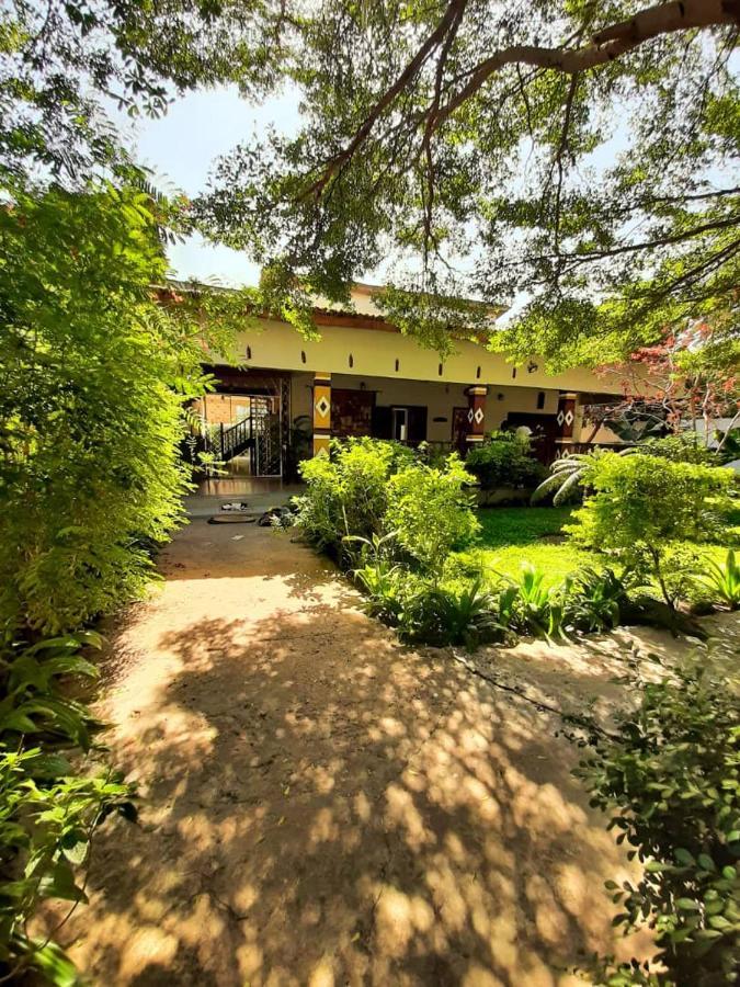 Casa Hotel Sinkiling Gambia Серекунда Екстериор снимка