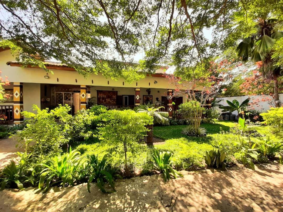 Casa Hotel Sinkiling Gambia Серекунда Екстериор снимка
