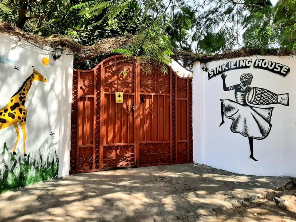 Casa Hotel Sinkiling Gambia Серекунда Екстериор снимка
